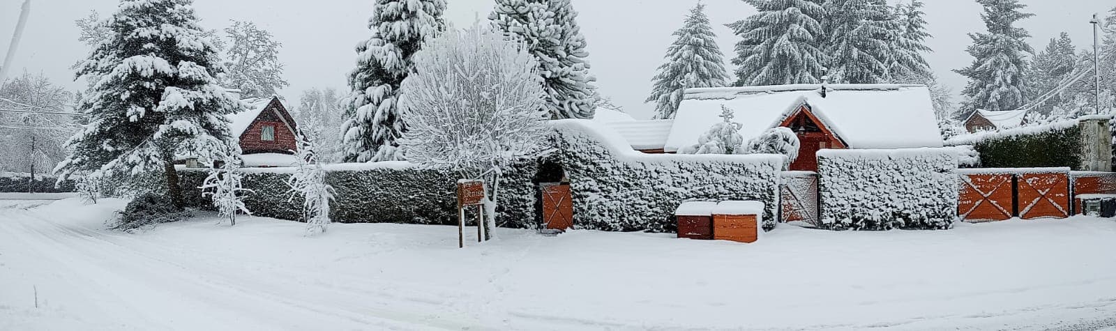 Entrada a las Cabañas Denise vistas desde la calle, con mucha nieve