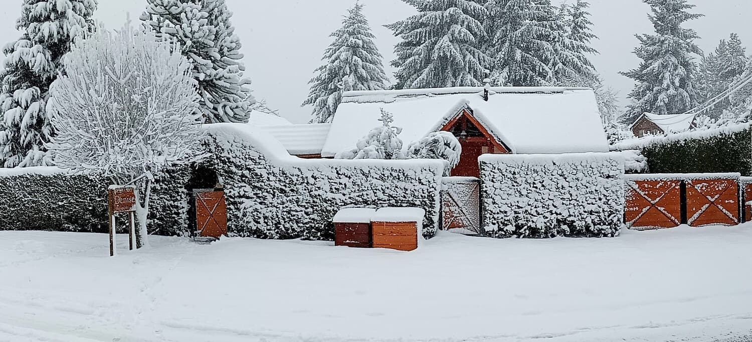 Entrada a las Cabañas Denise vistas desde la calle, con mucha nieve