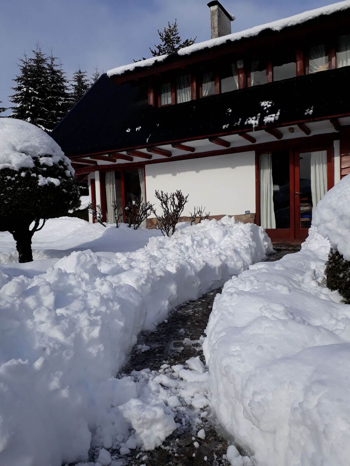 Recepción de las Cabañas Denise con nieve