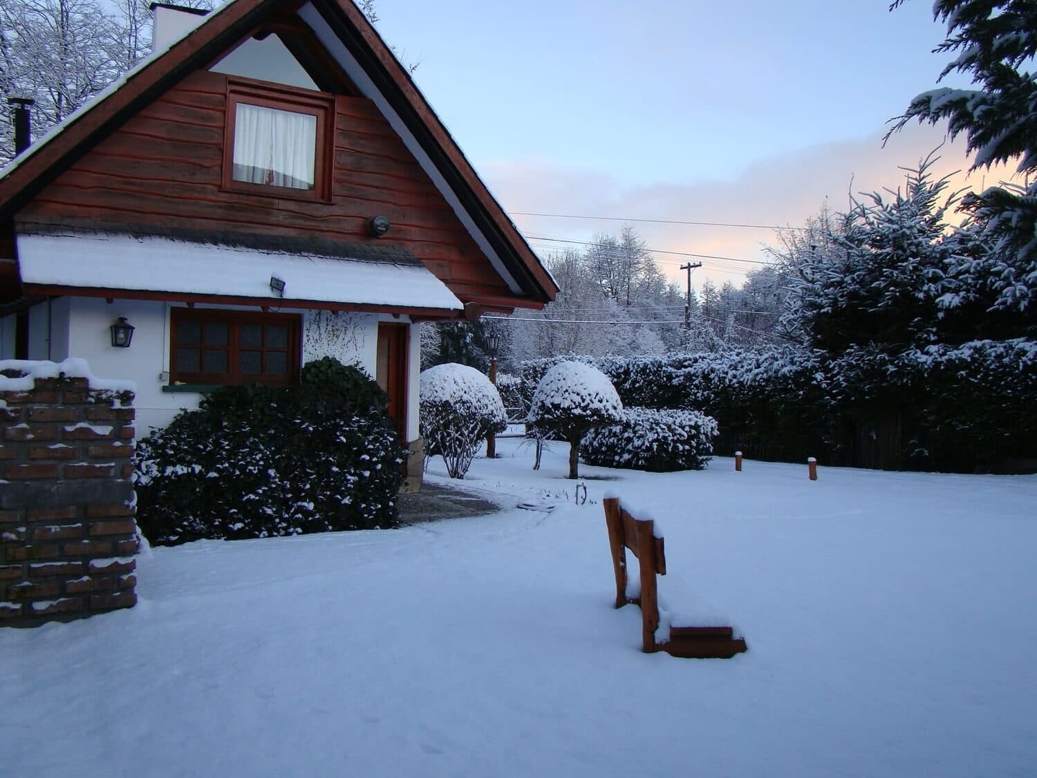 Parque de 'La Casona' de Cabañas Denise con nieve