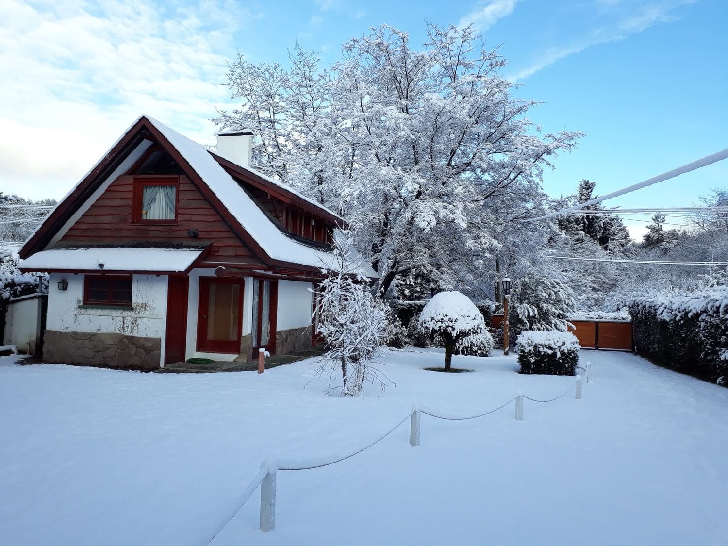 Parque de La Casona de Cabañas Denise, con mucha nieve