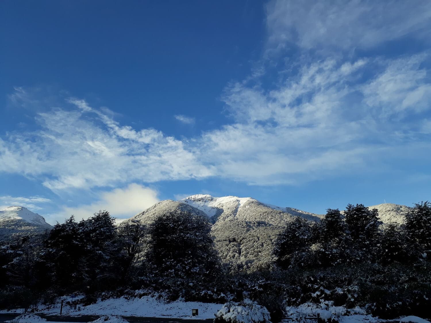 Vista al Cerro Bayo con nieve