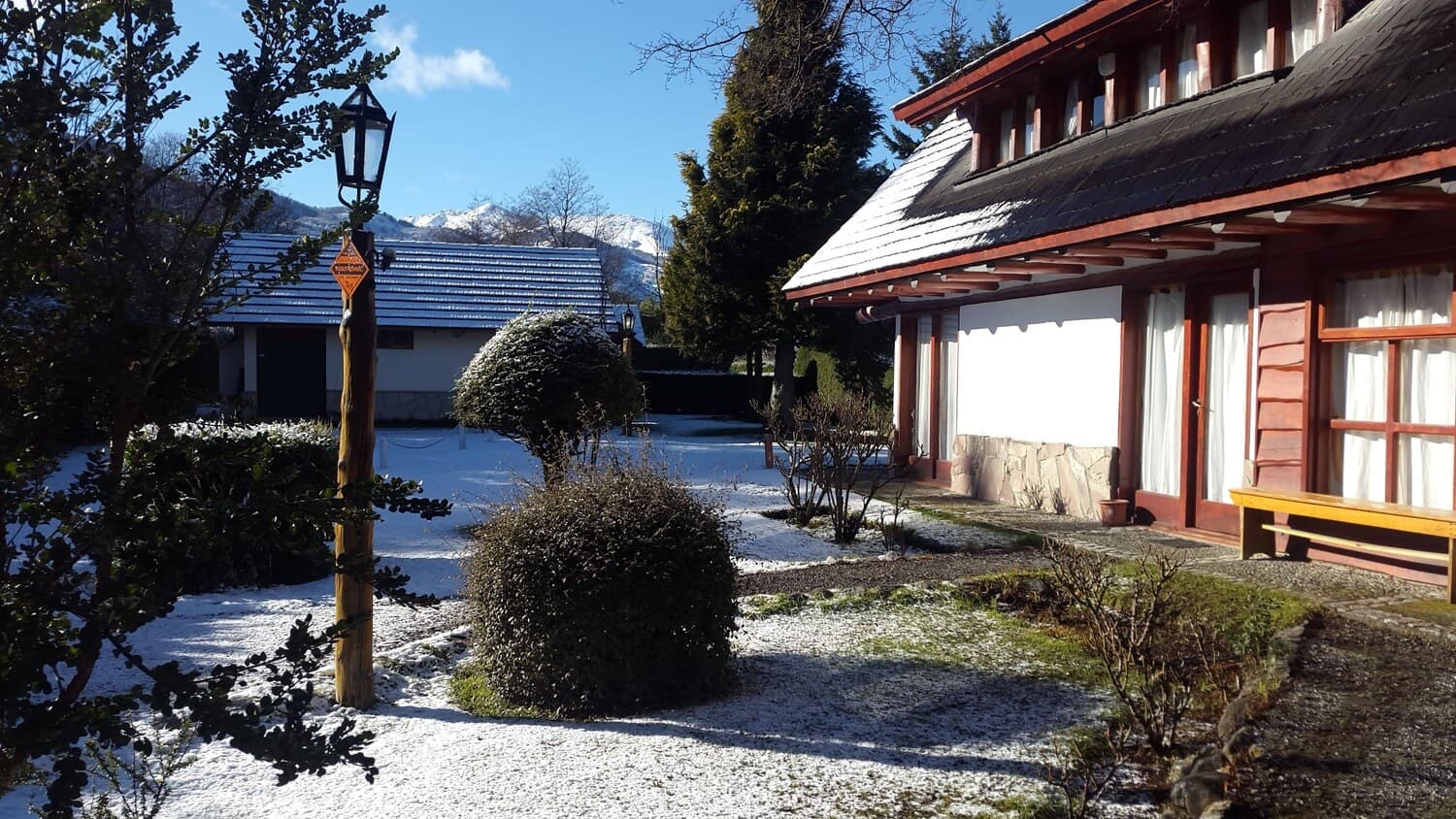 Parque de la Casona en Cabañas Denise con nieve