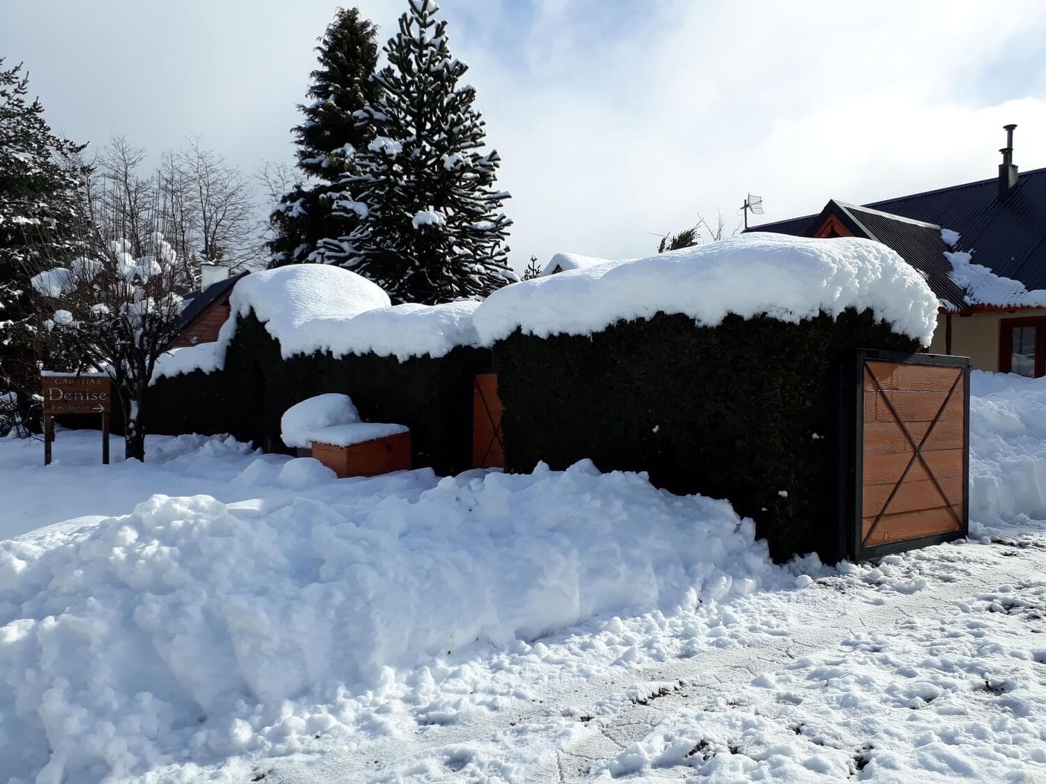 Entrada a las Cabañas Denise vistas desde la vereda, con mucha nieve