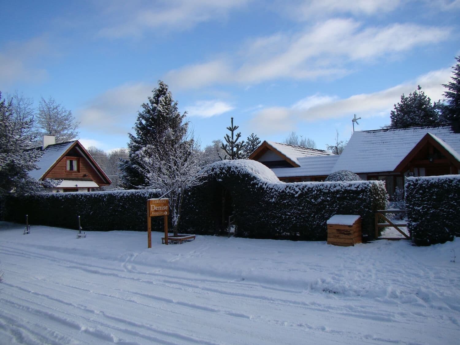 Entrada de las Cabañas Denise vista desde la calle, con nieve