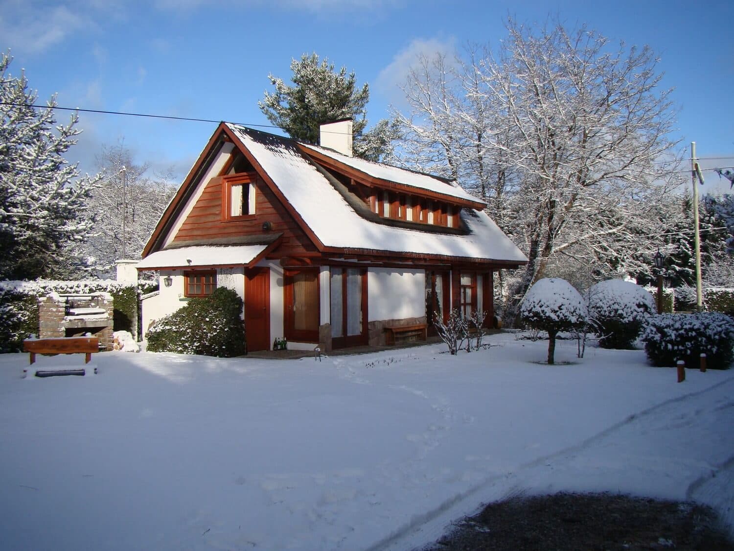 'La Casona' de las Cabañas Denise, cubierta de nieve