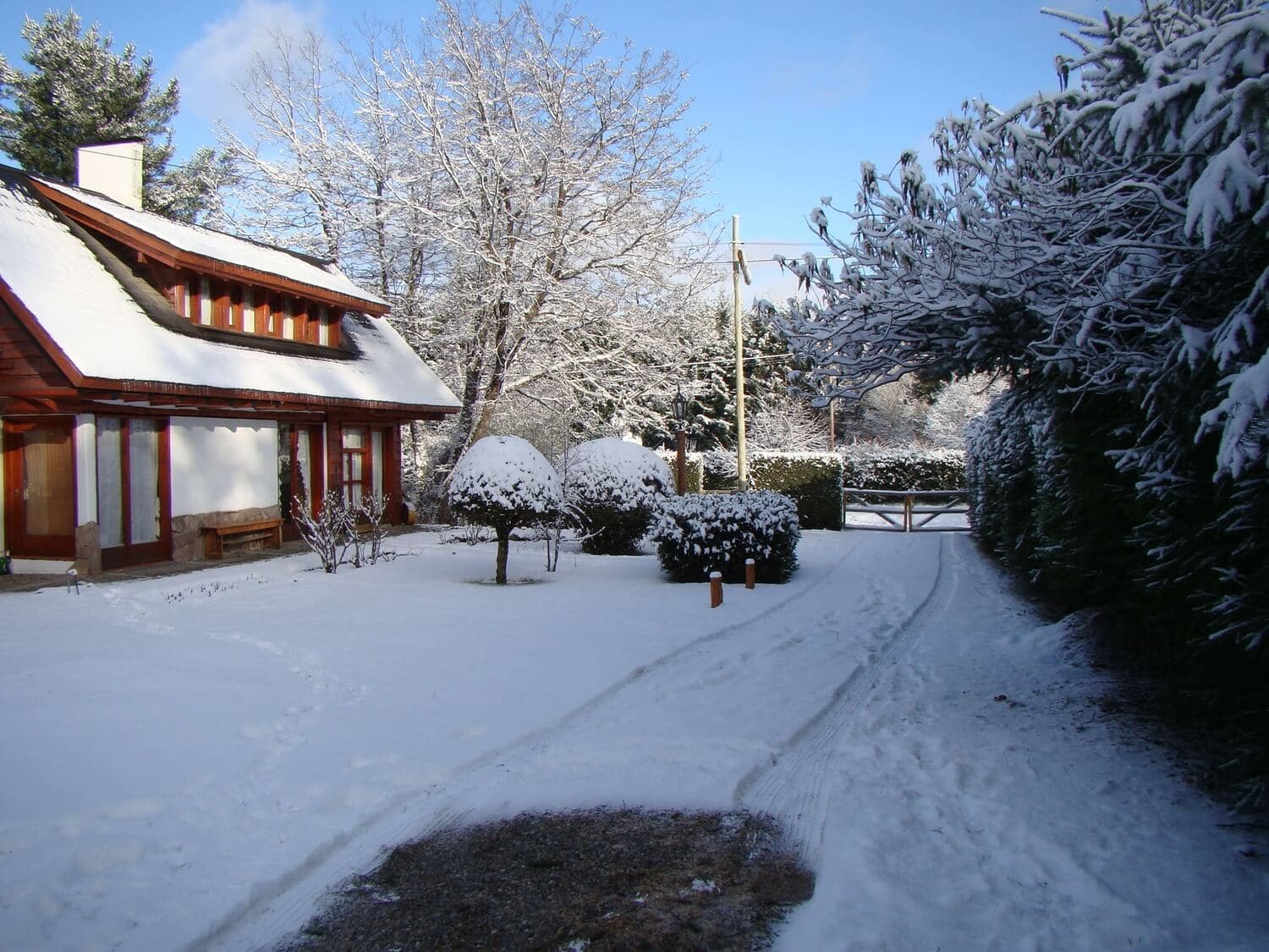 Estacionamiento descubierto de las Cabañas Denise con nieve