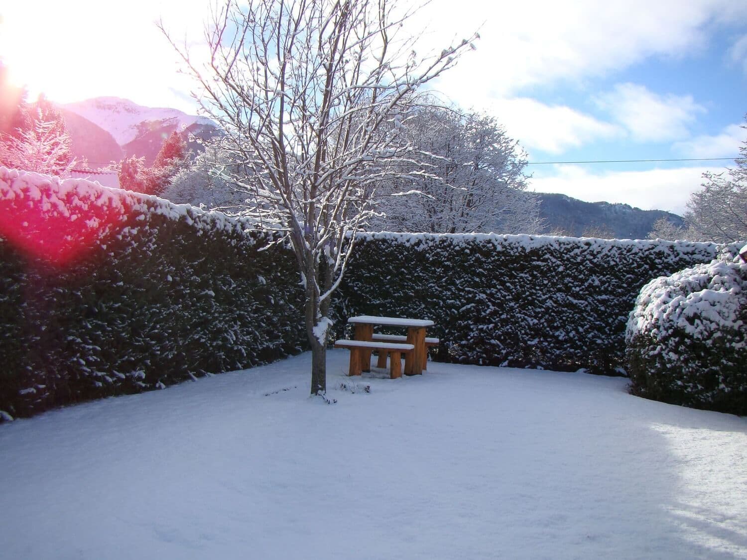 Parque de 'La Empinada' de Cabañas Denise cubierto de nieve