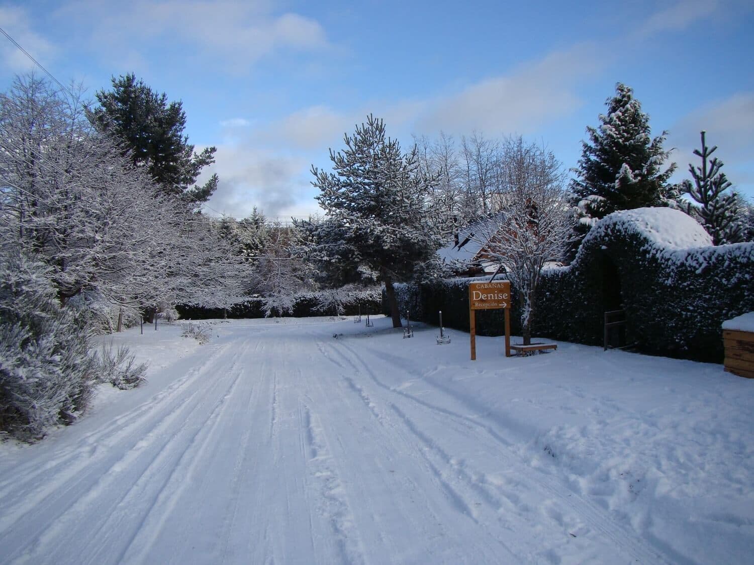 Calle con nieve de la entrada de las Cabañas Denise